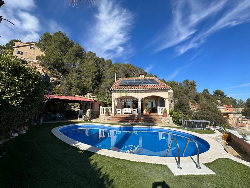 Foto be3f1447-407a-494d-a0b0-f592a36b6a37. Chalet en camí de la creu de l'aragall 219 espectacular casa con piscina en Corbera de Llobregat