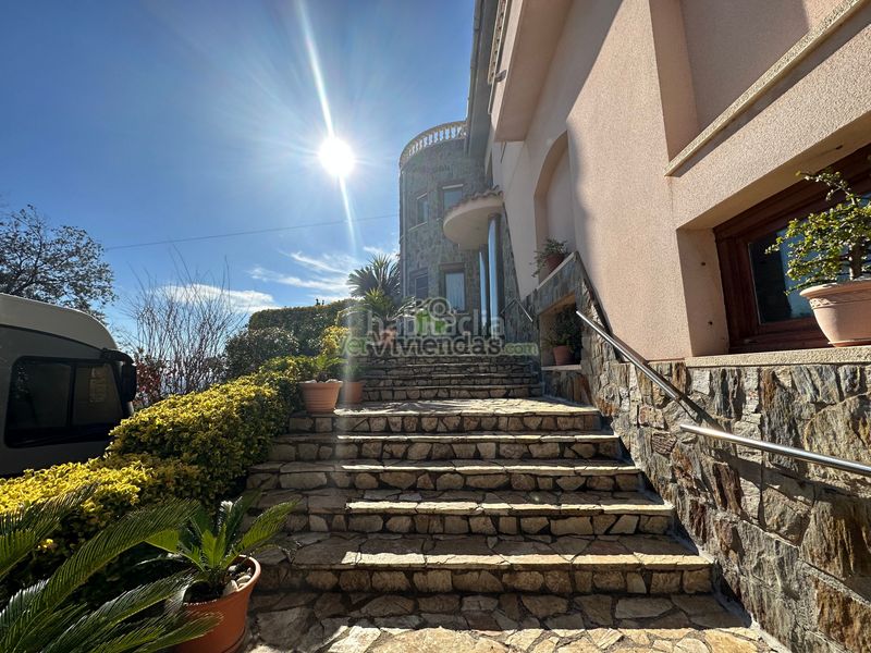 Foto c0f20e4f-3bda-4dff-a186-05d9a77bafc4. Chalet en camí de la creu de l'aragall 219 espectacular casa con piscina en Corbera de Llobregat