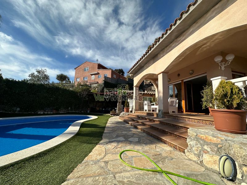 Foto d49d1b7c-f1fa-4a14-a842-72044c72009d. Chalet en camí de la creu de l'aragall 219 espectacular casa con piscina en Corbera de Llobregat