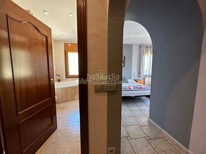 Foto df2fd5a4-edbb-4b0c-9b69-6dfd60607bb4. Chalet en camí de la creu de l'aragall 219 espectacular casa con piscina en Corbera de Llobregat