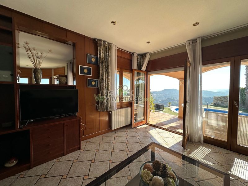 Foto f1100b7f-5087-4473-8e0e-e69e9c7a9f9b. Chalet en camí de la creu de l'aragall 219 espectacular casa con piscina en Corbera de Llobregat