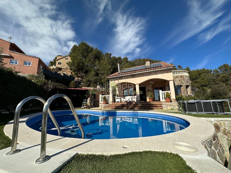 Foto f1cc87ad-0977-4ad5-a97e-c6f3d074931a. Chalet en camí de la creu de l'aragall 219 espectacular casa con piscina en Corbera de Llobregat