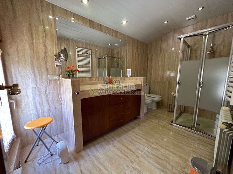 Foto f28fe387-5df5-46dd-bf86-2f56ecefc592. Chalet en camí de la creu de l'aragall 219 espectacular casa con piscina en Corbera de Llobregat