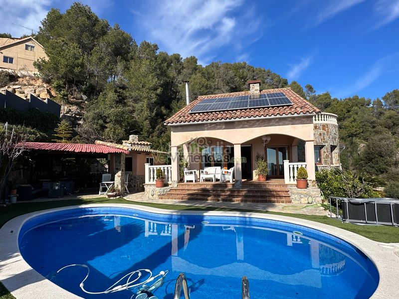 Foto f6fb179e-72c3-45d1-a463-c630631e2bcd. Chalet en camí de la creu de l'aragall 219 espectacular casa con piscina en Corbera de Llobregat