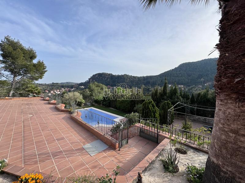 Foto 0a26714d-69d9-45fe-829a-25918f2370d0. Casa en setena avinguda 16 espectacular casa con piscina en Torrelles de Llobregat