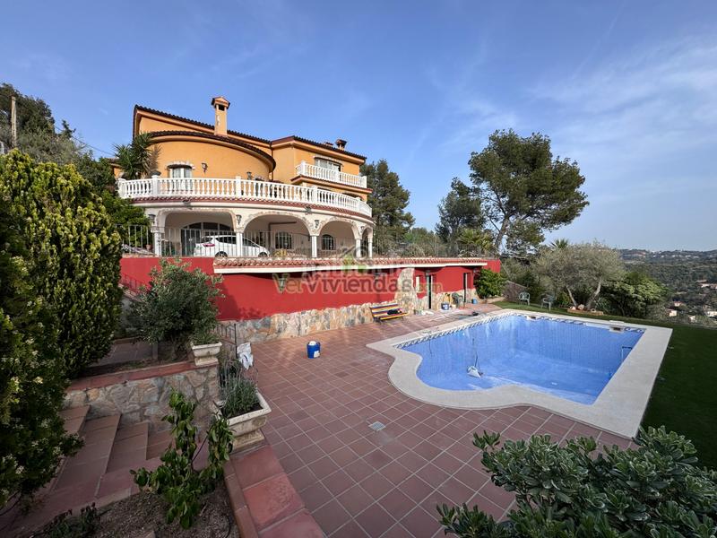 Foto aaf5ffac-70f6-46e9-9e91-d5a3aa3a7d61. Casa en setena avinguda 16 espectacular casa con piscina en Torrelles de Llobregat