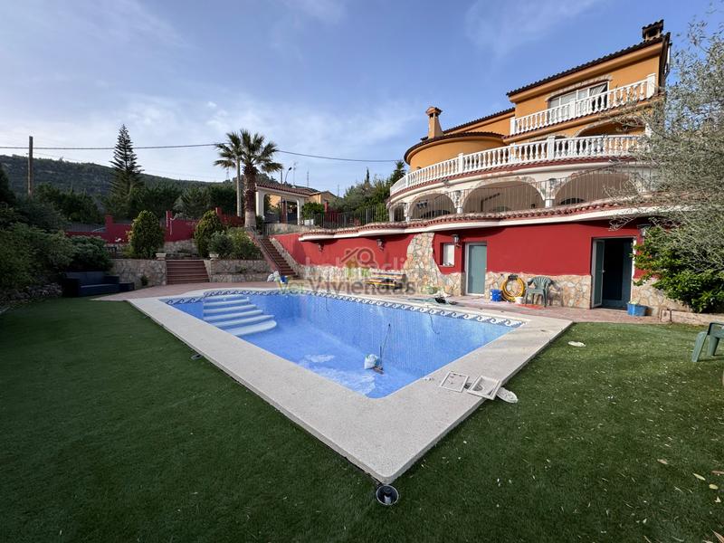 Foto d4f81650-47bb-43f5-87a0-0c5c09633f3d. Casa en setena avinguda 16 espectacular casa con piscina en Torrelles de Llobregat