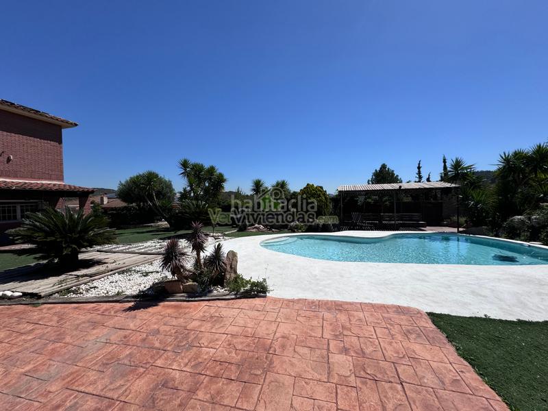 Foto a138034b-7cb4-4990-b1c7-b0b8176a97dc. Casa en calle mayor 15 espectacular casa con piscina en Cervelló