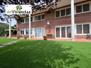 Maison à Avinguda mirador 45. Exclusiva villa con piscina