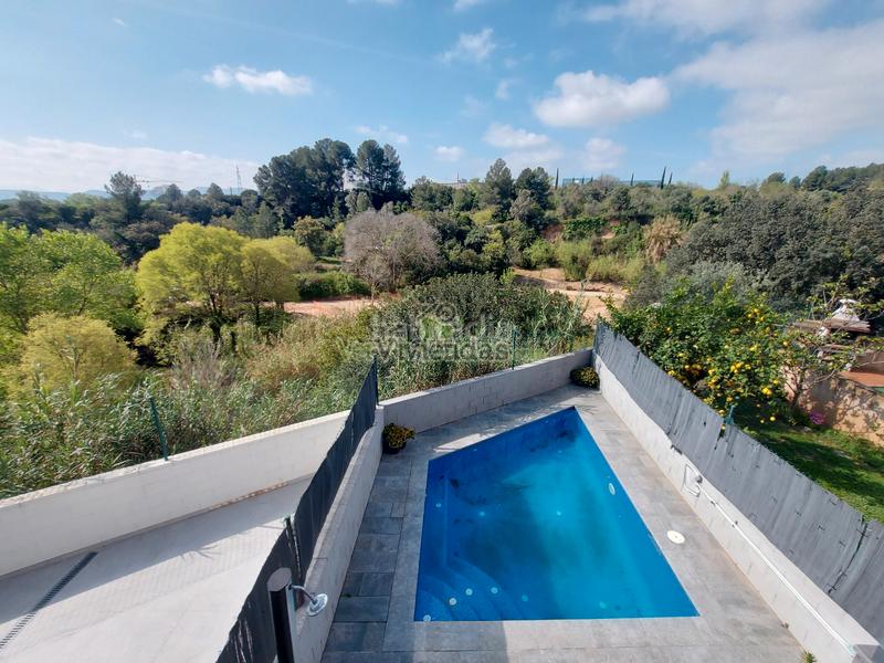 Foto cdccef76-2455-4837-8e66-96a7315ee0d3. Reihenhaus in carrer de la font 16 in Abrera