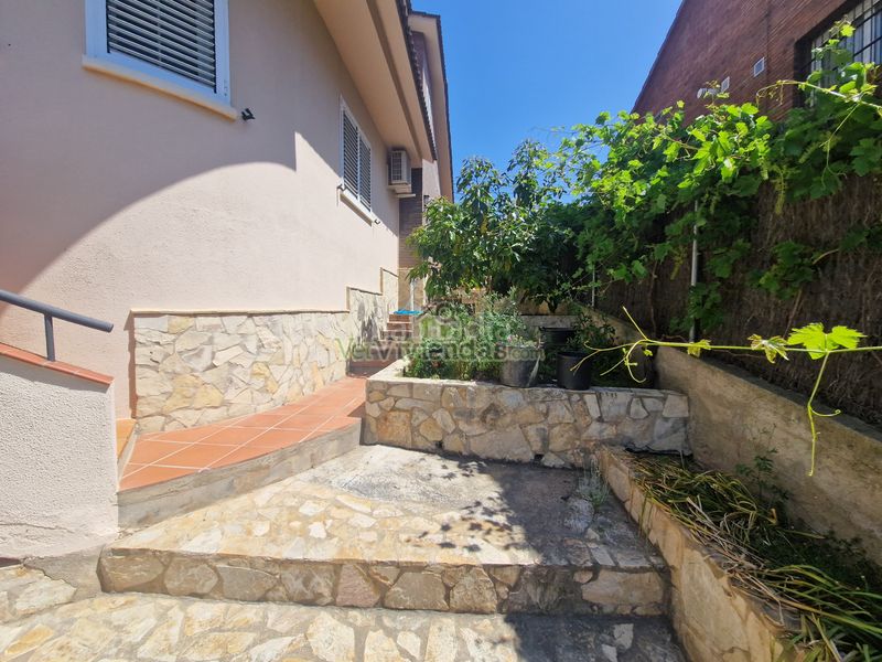 Foto 1259146f-fa73-4f9a-b112-89a85fb9b230. Casa en carrer 12 santa mª de la vall 3 preciosa casa con piscina en Corbera de Llobregat