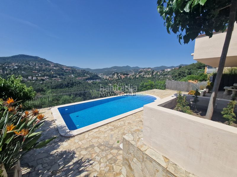 Foto 5908579f-73ef-4c4b-b7fc-90dd42f5caa9. Casa en carrer 12 santa mª de la vall 3 preciosa casa con piscina en Corbera de Llobregat