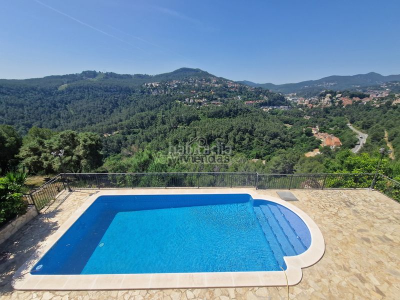 Foto 7fe1ea8a-79a2-4875-8e36-f133485af45d. Casa en carrer 12 santa mª de la vall 3 preciosa casa con piscina en Corbera de Llobregat