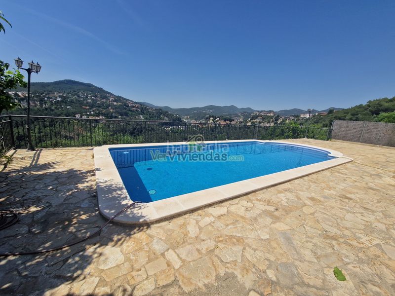 Foto 9769aa7d-2a98-442a-b0e5-9e66be514e73. Casa en carrer 12 santa mª de la vall 3 preciosa casa con piscina en Corbera de Llobregat
