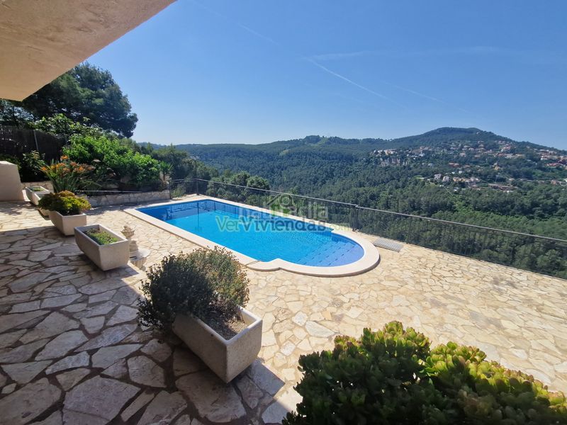 Foto c4910b78-2ee6-4fb5-9995-e7384b4c3762. Casa en carrer 12 santa mª de la vall 3 preciosa casa con piscina en Corbera de Llobregat
