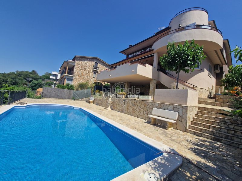 Foto c9ab8b72-17de-42bf-8396-ae275745715c. Casa en carrer 12 santa mª de la vall 3 preciosa casa con piscina en Corbera de Llobregat