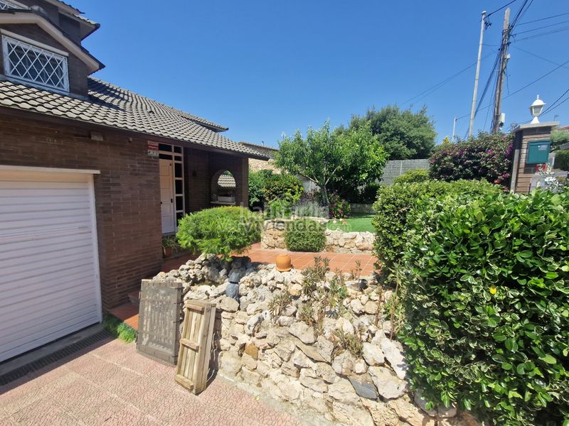 Foto cb0e2784-7cdd-4a77-9f27-fb6522fec86e. Casa en carrer 12 santa mª de la vall 3 preciosa casa con piscina en Corbera de Llobregat