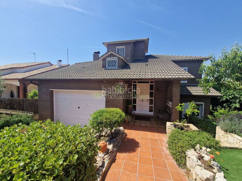 Foto d4d6d839-a875-4f07-a11b-12669a024689. Casa en carrer 12 santa mª de la vall 3 preciosa casa con piscina en Corbera de Llobregat