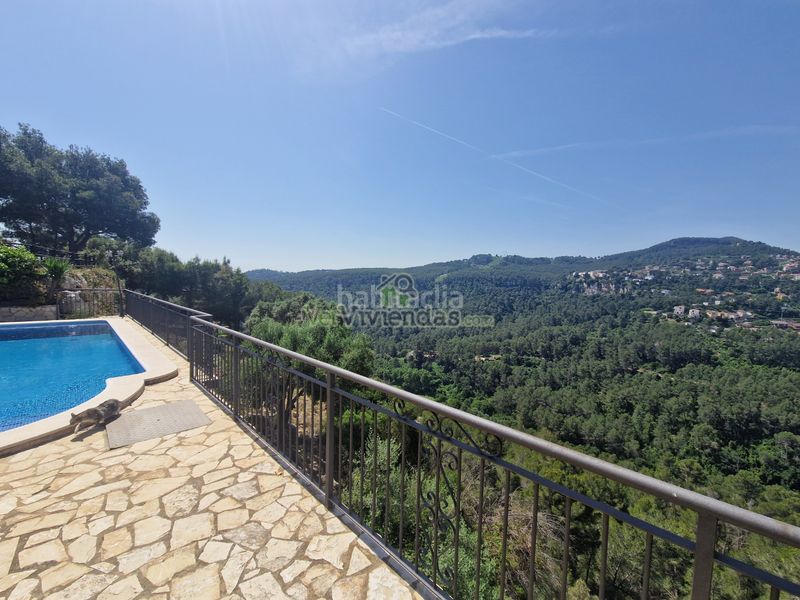 Foto eca1c532-4b91-4e72-b702-a9717b10201f. Casa en carrer 12 santa mª de la vall 3 preciosa casa con piscina en Corbera de Llobregat