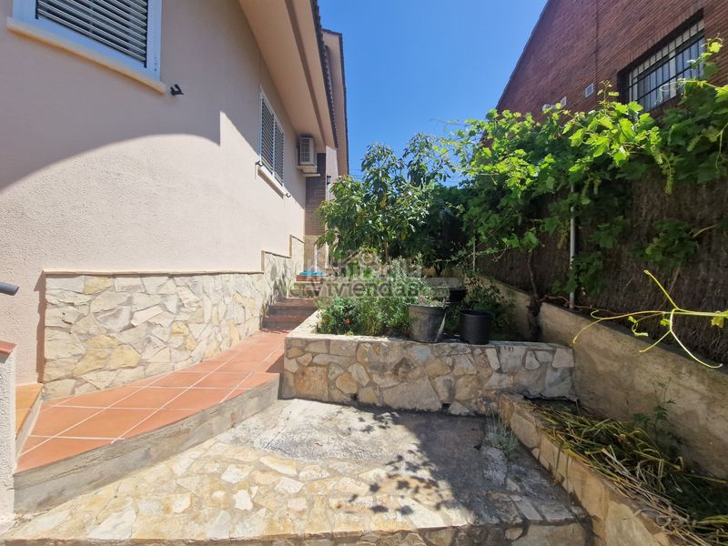 Foto ede977ba-82b7-4243-8c7f-7fe8433bbe5b. Casa en carrer 12 santa mª de la vall 3 preciosa casa con piscina en Corbera de Llobregat