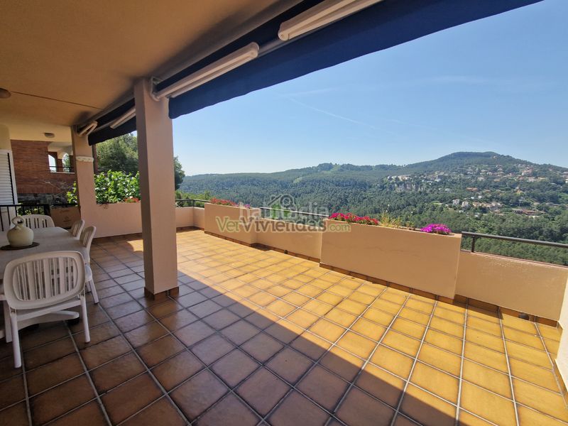 Foto f2ecb24c-153b-48aa-b4c3-b19ca65bbf6a. Casa en carrer 12 santa mª de la vall 3 preciosa casa con piscina en Corbera de Llobregat