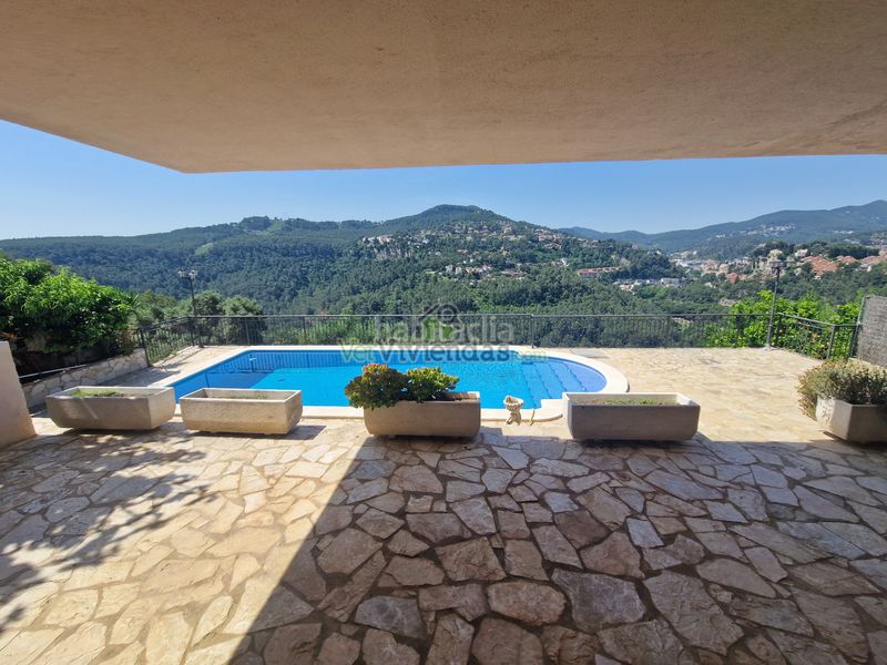 Foto f4072f3a-1b0a-4d29-9fb6-be506a787e1c. Casa en carrer 12 santa mª de la vall 3 preciosa casa con piscina en Corbera de Llobregat