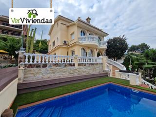 Casa a Carrer bosc 2. Espectacular casa con piscina