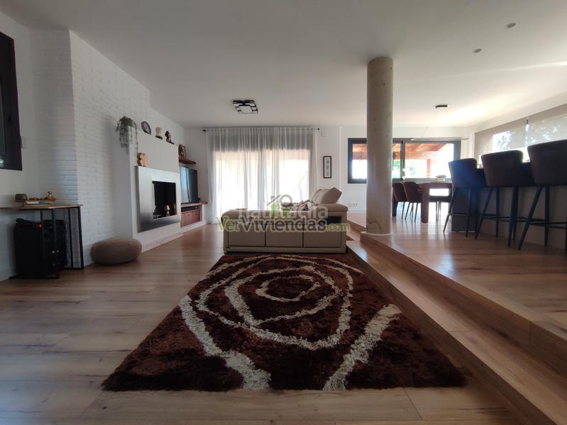Foto 0b80501a-0a43-450b-a0aa-7e2f5769f090. Casa en avinguda avinguda 180 espectacular casa con piscina en Torrelles de Llobregat