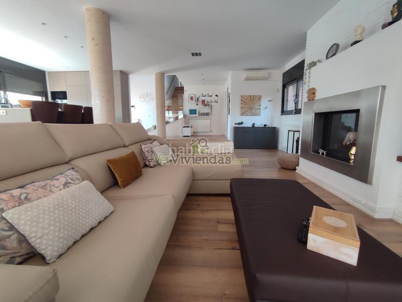 Foto 5dad60aa-f825-4320-bfc3-601f304d7f83. Casa en avinguda avinguda 180 espectacular casa con piscina en Torrelles de Llobregat