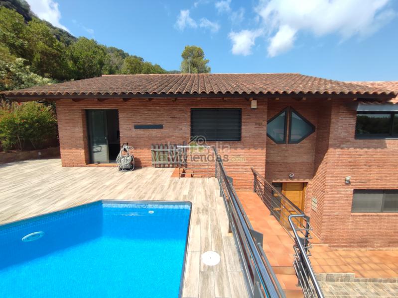 Foto 9c2395fc-dd6a-44ee-af40-ad48dea326d8. Casa en avinguda avinguda 180 espectacular casa con piscina en Torrelles de Llobregat