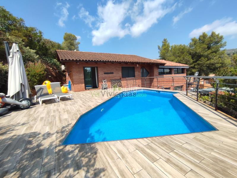 Foto f810c75d-483a-446f-8579-944a3ebfb872. Casa en avinguda avinguda 180 espectacular casa con piscina en Torrelles de Llobregat