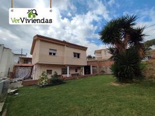 Casa a Carrer de saragossa 22. Bonita casa con jardín