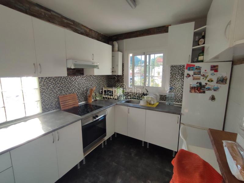 Foto 0438957c-5bdd-4542-a0d6-028b0befaa69. Casa a carrer mercè 10 a Cervelló