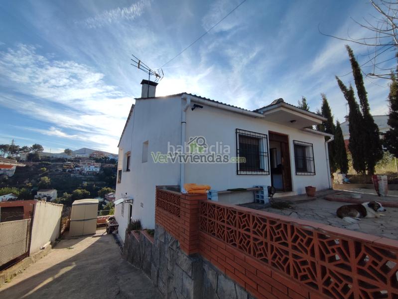 Foto 9d5784ff-c099-4b1f-81a1-8f3401ee2245. Casa a carrer mercè 10 a Cervelló