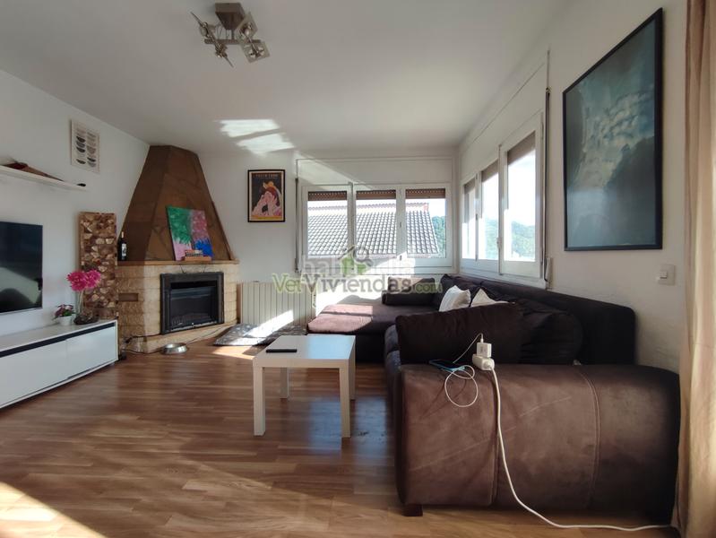 Foto ea2687d2-8acc-43e5-9b80-3b92aa418303. Casa a carrer mercè 10 a Cervelló