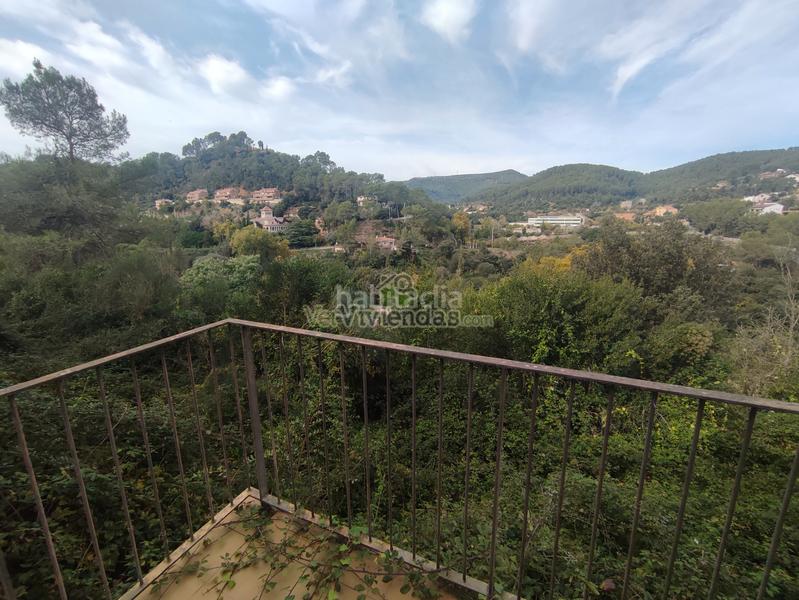 Foto b727ce7d-f563-41a1-8893-27ee2c0272d1. Casa a carrer amadeu vives 17 a Torrelles de Llobregat