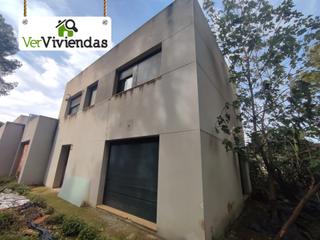 Maison à Carrer amadeu vives 17. Moderna vivienda con terreno