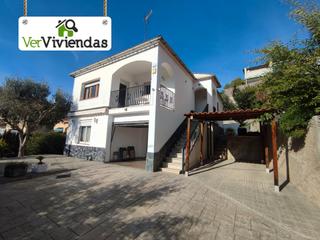 Casa  Carrer canigó 21. Acogedora vivienda con piscina