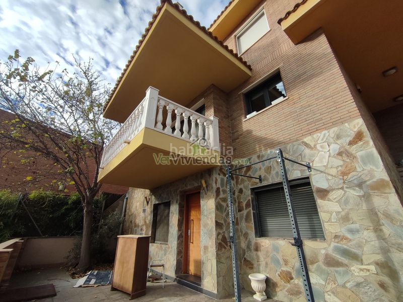 Foto d2a5c602-da69-42d3-8c04-edc9cdcd98eb. Casa a calle mayor 70 a Cervelló
