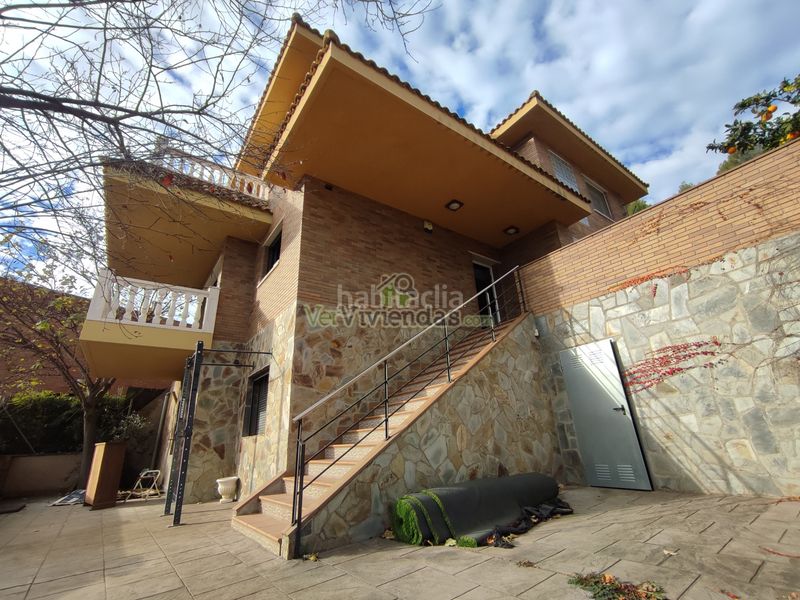 Foto e9d1f096-607f-41f6-b7a2-12d7397a3d20. Casa a calle mayor 70 a Cervelló