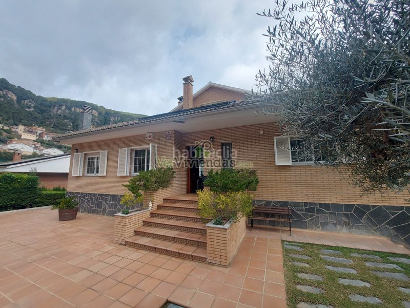Foto 0eaf501d-677d-4088-989b-77a1537d4540. Casa amb xemeneia calefacció aparcament piscina a Vallirana