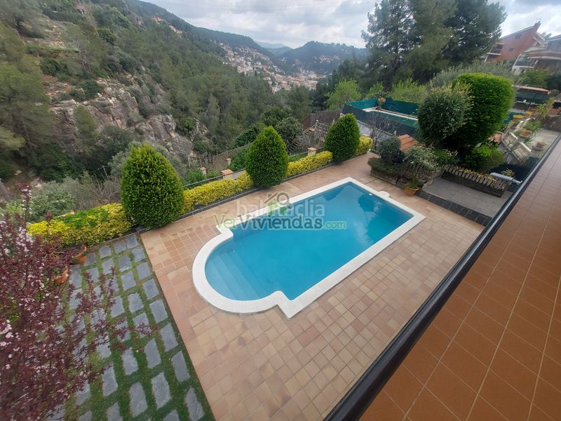 Foto 75afafe0-6c69-4712-8d89-00e427bd4f88. Casa amb xemeneia calefacció aparcament piscina a Vallirana