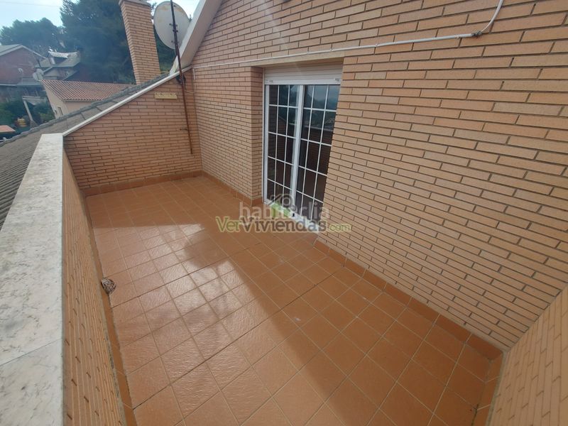Foto a0eb6920-10d8-4883-882a-181b5a14d31d. Casa amb xemeneia calefacció aparcament piscina a Vallirana