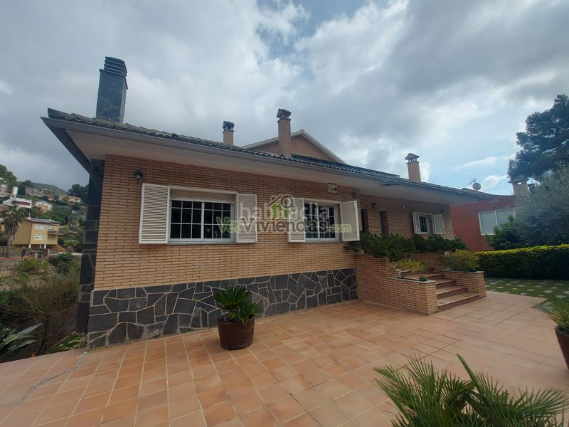 Foto c76dc628-2b98-465d-8b8b-71da48c33a57. Casa amb xemeneia calefacció aparcament piscina a Vallirana