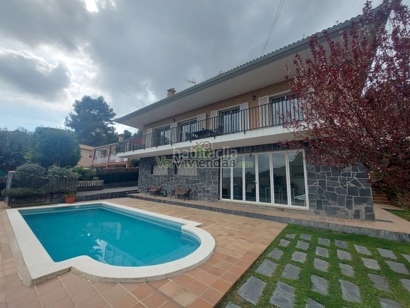 Foto e05e54e8-25ce-4bc4-bd45-d481e00808d1. Casa amb xemeneia calefacció aparcament piscina a Vallirana