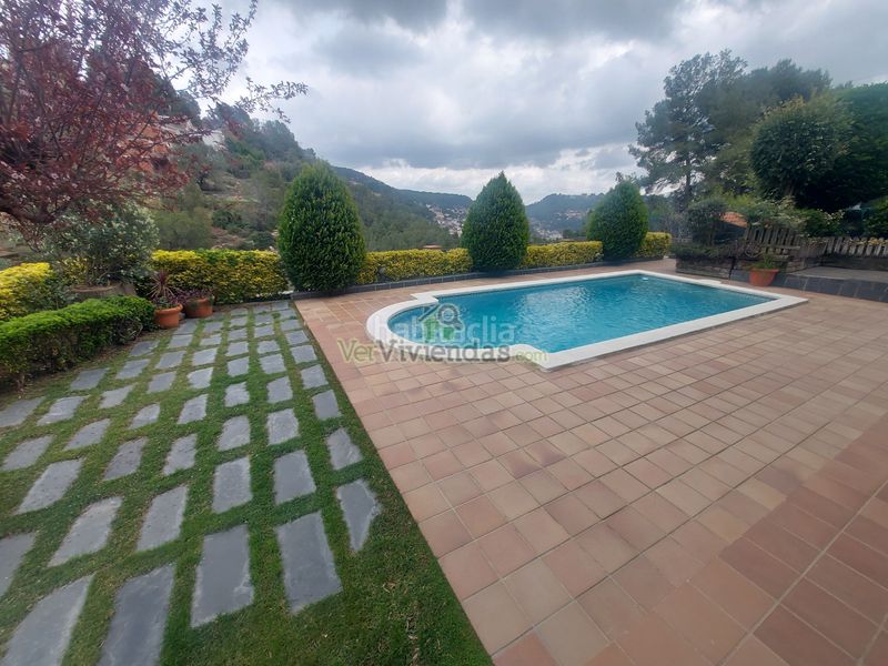 Foto e3bcb21a-c6e6-46ff-91e9-9aa80f6da7e0. Casa amb xemeneia calefacció aparcament piscina a Vallirana