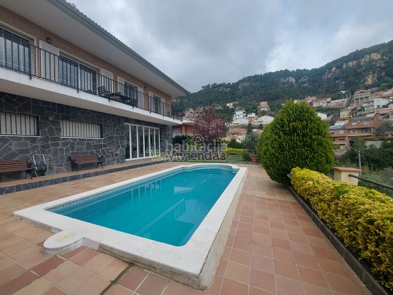 Foto ee100cc3-cac9-44ac-ace1-3b564dfd3516. Casa amb xemeneia calefacció aparcament piscina a Vallirana