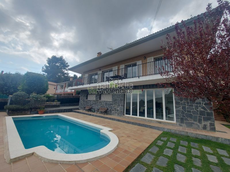 Foto fc56610b-eb88-4e8c-ba89-9493930311cb. Casa amb xemeneia calefacció aparcament piscina a Vallirana