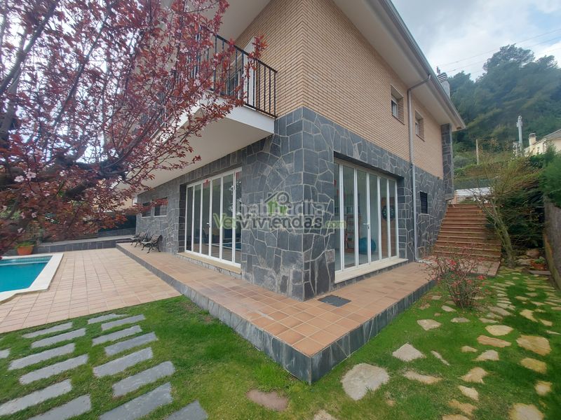 Foto fcdc19cd-9a57-4190-bd2e-819a9f637771. Casa amb xemeneia calefacció aparcament piscina a Vallirana