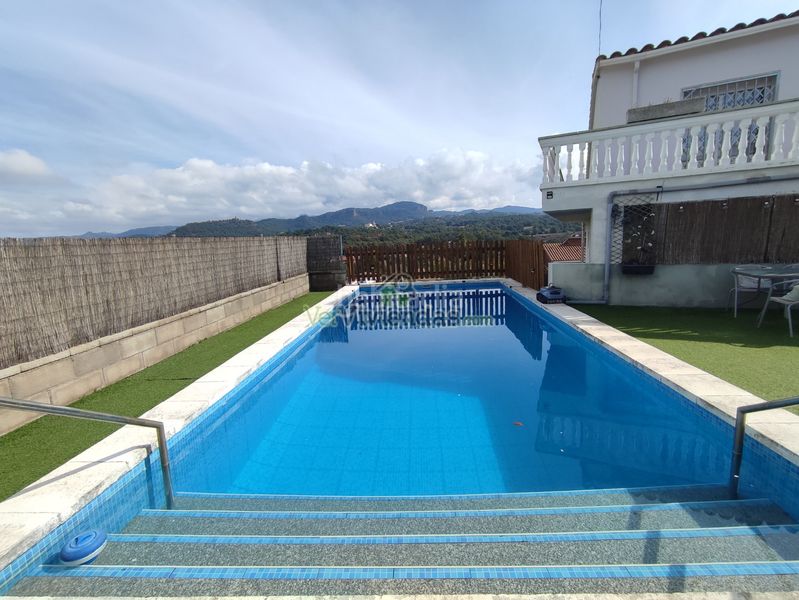Foto eb1b1497-4f78-4e66-b4e3-e4703a6369b0. Casa amb xemeneia calefacció piscina a Vacarisses